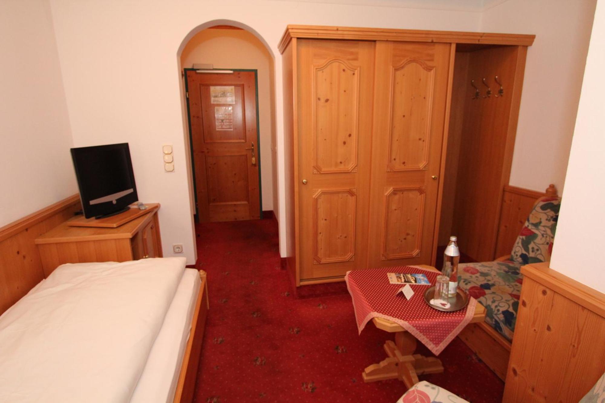 Hotel Goldener Stern Abtenau Exterior photo