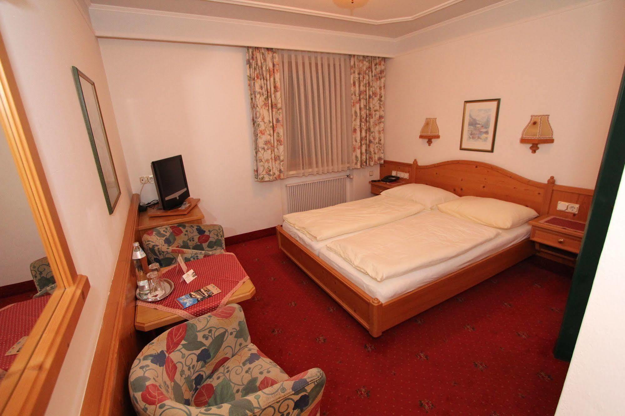 Hotel Goldener Stern Abtenau Exterior photo